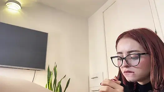 Gadis rambut merah 19 tahun nyepong kontolku dan telan spermaku