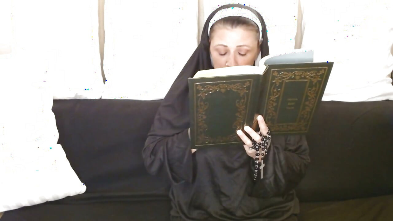 Monja traviesa fuma un cigarrillo detrás de su biblia en la iglesia