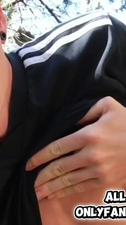 Arriscado twink solo - pau grande e abdominais se masturbando em área proibida ao ar livre - enorme gozada | Clipe 1