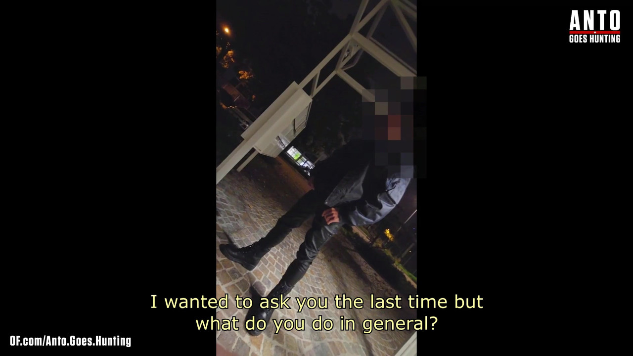 另一个保安走近并说服