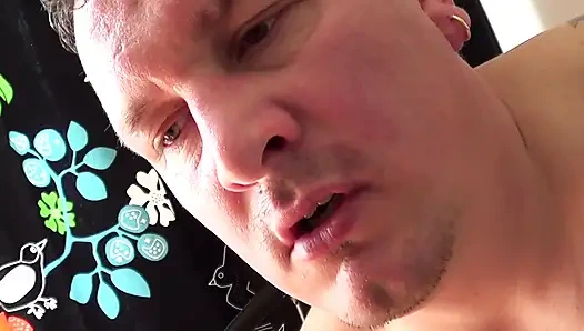 Azgın oma büyük bir yarağı emiyor ve sonra bir yıldız gibi biniyor