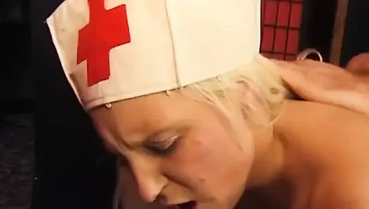 Suster seksi rambut pirang dientot habis-habisan sama cowok bertopeng