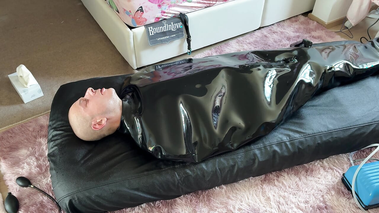 Bini memandu suaminya gila dengan ESTIM dalam kemalangan badan penuh Lateks Bondage Beg - Exreme Edging. Pernafasan terhad disedak