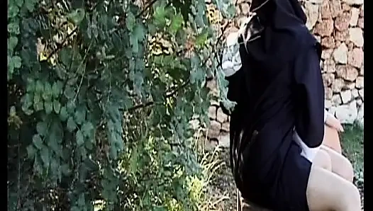 Doğal esmer Alman genç erkek avcısı açık havada sikiliyor