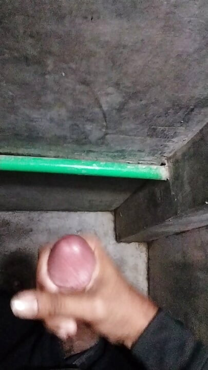 Badezimmerjunge masturbieren