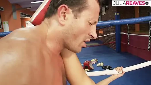 Cewek rambut pirang nyepong kontol pelatih olahraga sebelum dientot habis-habisan sampai dicrot di dalam