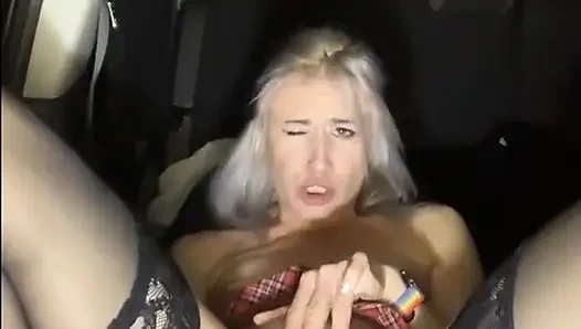 Siaran langsung di mobil stoking hitam dan rok mini