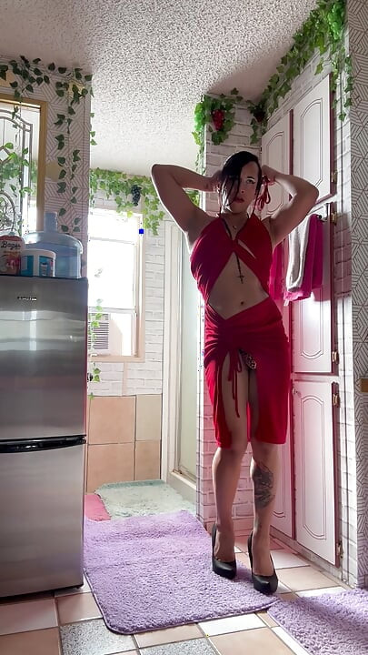 Người đàn ông ăn mặc màu đỏ thoát y