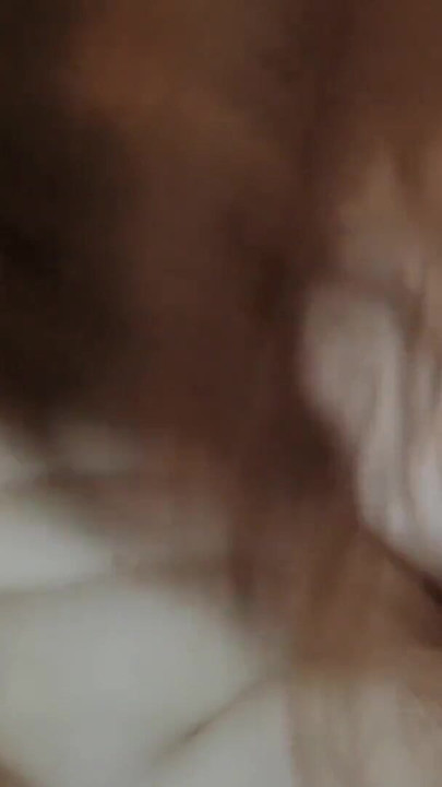 Veninder knepper en gift mand sammen | Klip 3