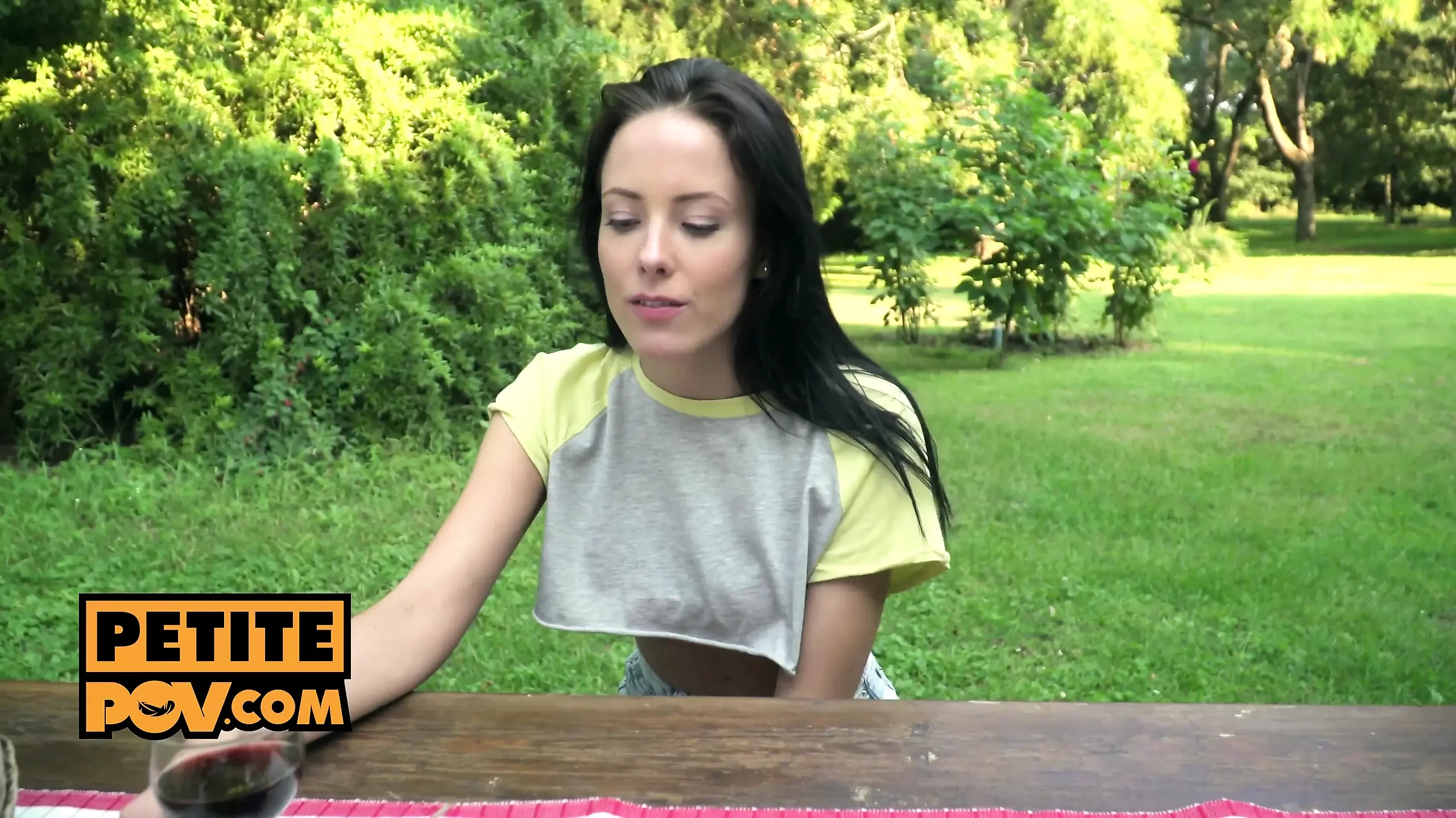 第一人称视角 - 和娇小婊子Lexi Layo的首次约会性爱