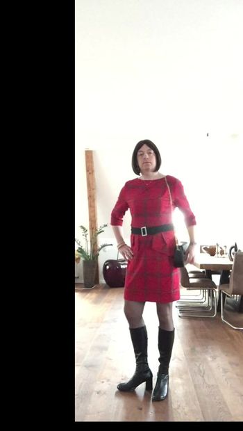 Nicki travestito in abito rosso con calze e stivali sexy