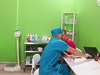 Seksowna pacjentka robi się napalona podczas wizyty u gorącego lekarza