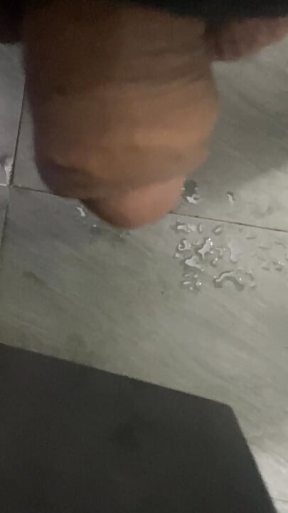 In the bathroom, there was a cock that was getting an erection, only knowing how to endure it, not having to do it