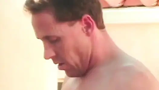 Cowok nakal dan cewek rambut pirang dengan toket besar lagi asik mainin melon air sebelum ngentot di luar ruangan