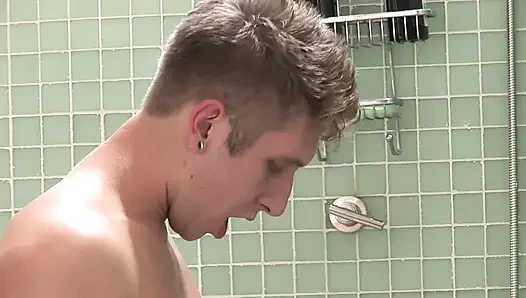 Тройничок с сексом в душе
