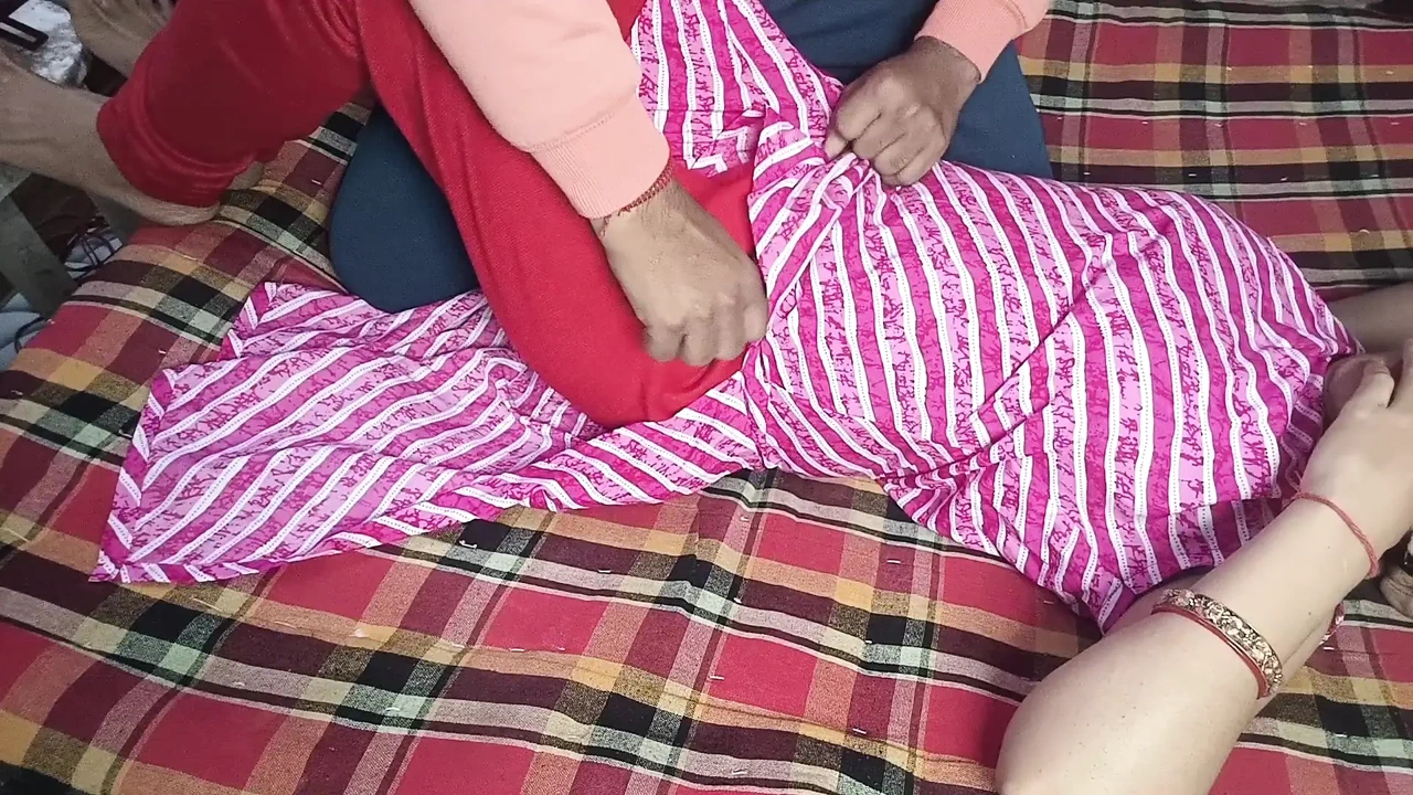 Tannu Bhabhi吮吸她姐夫的阴茎，然后解渴她的阴户。