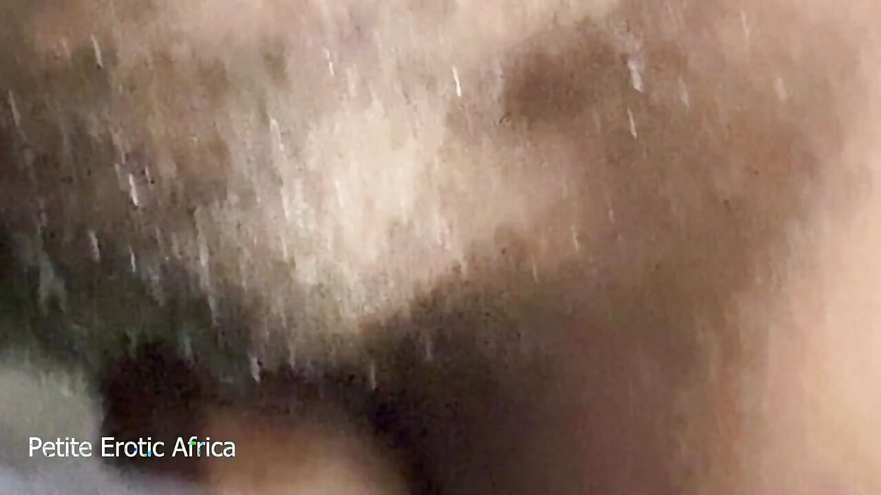 Afrikalı zenci genç kız Amazon Tarzı denemesi yapıyor