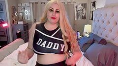 Dikke blonde cheerleader masturbeert voor papa