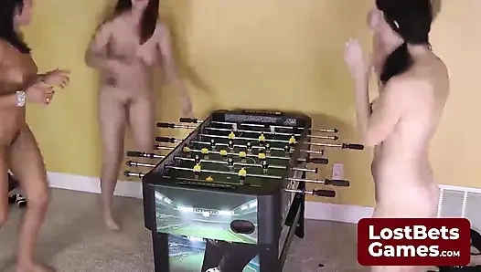 aduhai cewek ini diekspos dengan cepat saat main game strip foosball