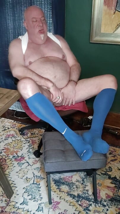 Masturbarse en Titey Whities y calcetines azules largos