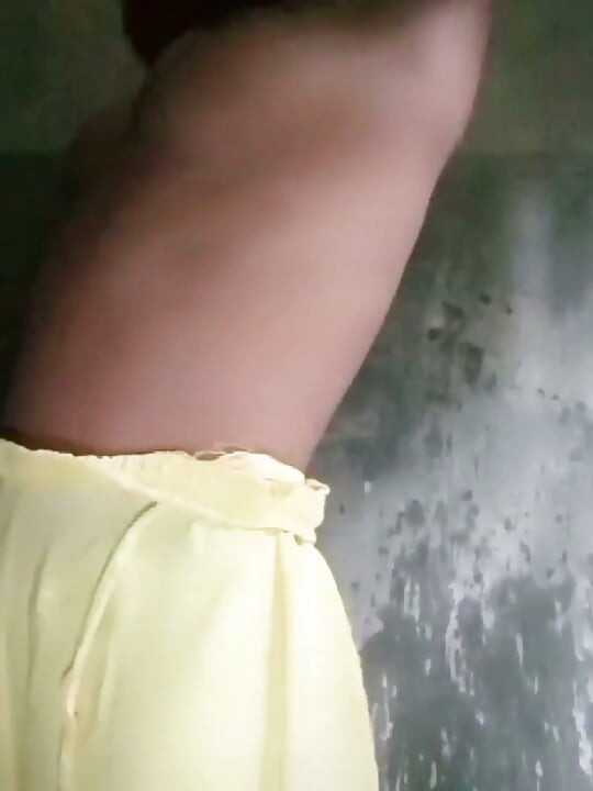 Desi 18+ girl bathroom masturbation cum