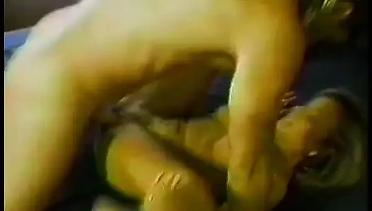 Gebräunte retro-MILF mit behaarter muschi bekommt gesichtsbesamung nach dem muschi-ficken
