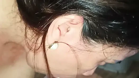 Gizli bir gece her şeyi değiştirdi. Arkadaşlarım ateşli karımla filme alıyorum ve oral seksiyle harika sikişiyor
