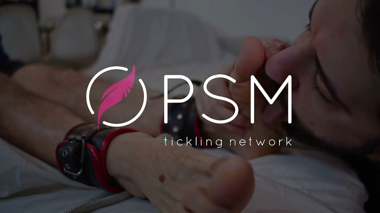 PSM Tickling - Spaniolul legat de picioare primește degetele supte și tălpile gâdilate