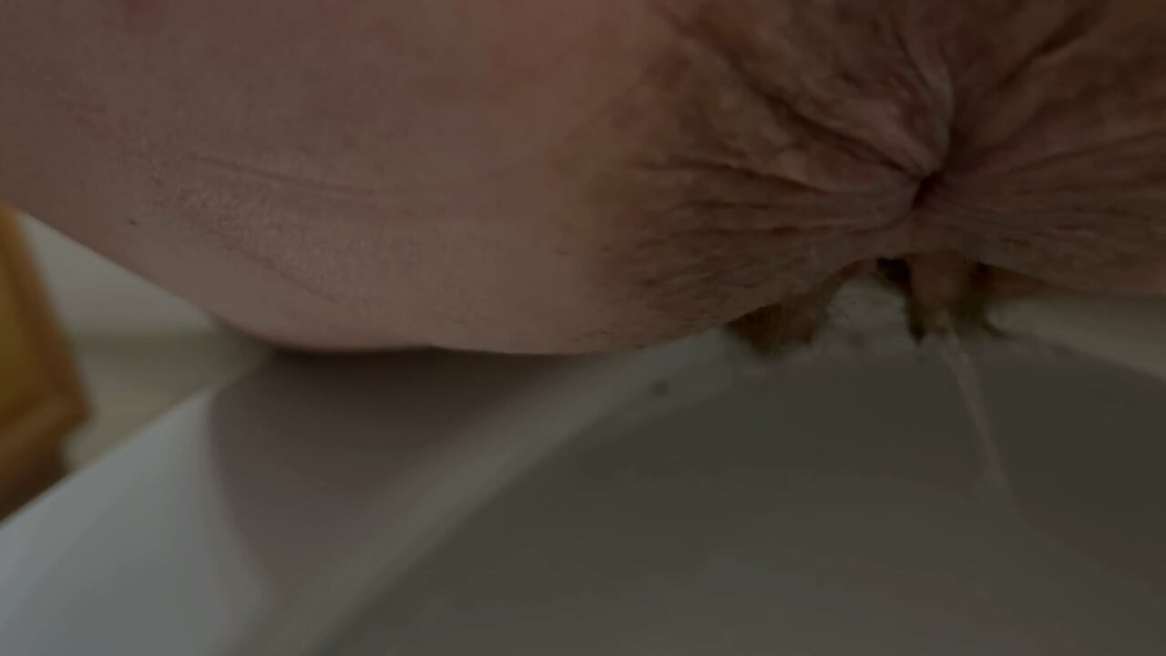 Tive que fazer xixi muito mal! Então faça xixi novamente na banheira nos meus pés