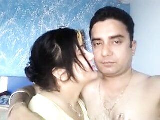 Cuplul Desi are romantism și iubita își arată sânii mari și pizda