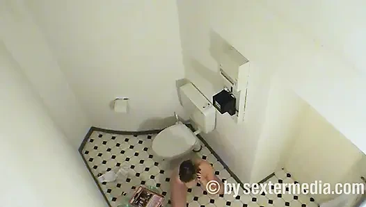 Любительский телефонный секс в туалете у врача