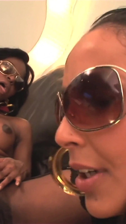 Cur bombat Jasmine Webb și Romana Ryder fut o pulă