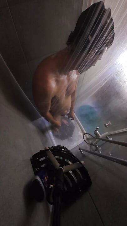Guy with tiny dick uses my shower