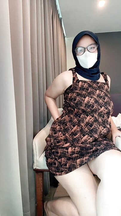 Indonesische frau streichelt muschi bis zum pinkeln