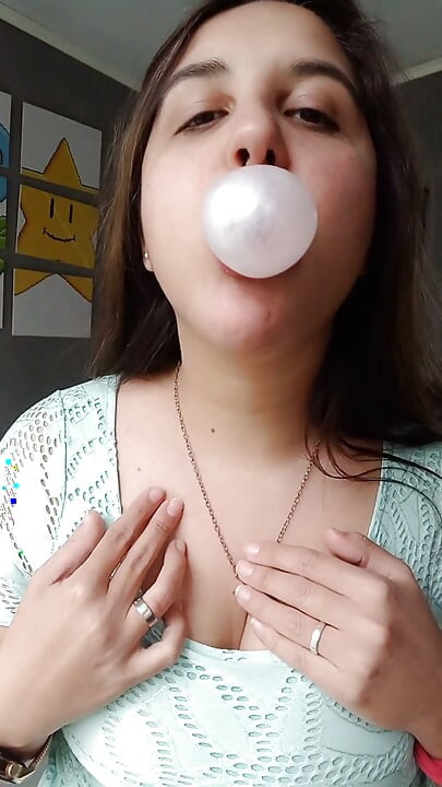 Bubblegum Close up Chew & Blow - Bunny Looner