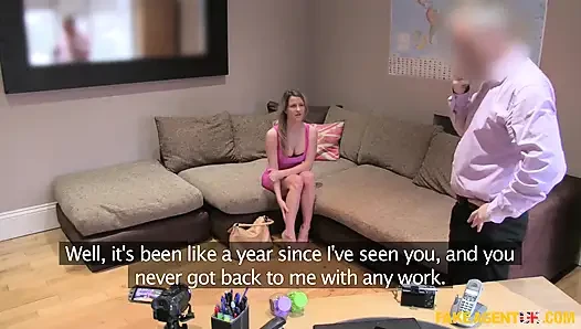 Fake agent UK - heißes zierliches schätzchen kehrt zurück und liefert anal creampie POV mit schlampigem blowjob, 69 in rohem büro