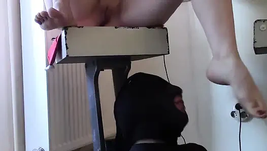 Kahvaltıda ayak yalama