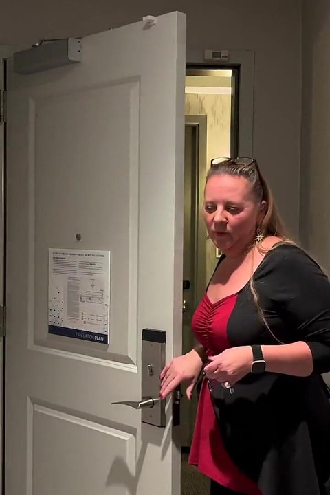 Un tip feminizat și futut de colega de cameră (film complet)