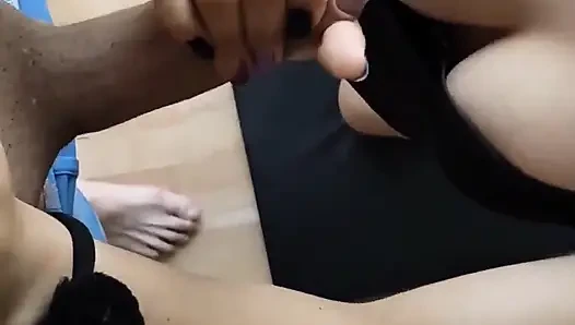 Adik tiriku suka banget nyepong kontolku waktu aku lagi sendirian di rumah