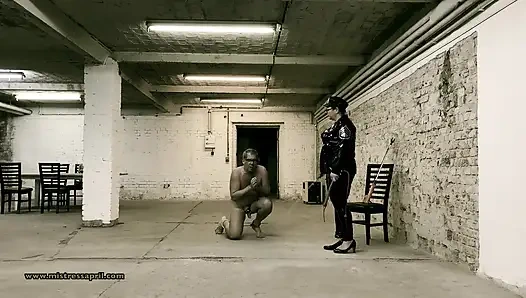 Домина госпожа April - ячейка 45, упражнение во дворе