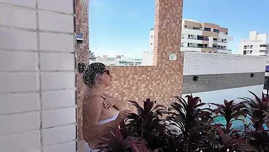 Stiefmutter verführt ihren stiefsohn in einem öffentlichen pool &amp; blowjob