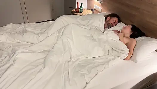 Büyük ağzı açık fışkırtana kadar sıkı deliklerimi sikerken sana bakıyorum. Tam Sürüm