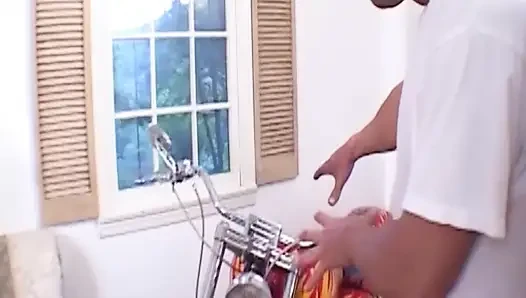 Sırılsıklam amcık yaladıktan sonra fışkırtan döl takası üçlü grup seks