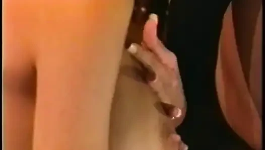 Bintang porno foursome terangsang dengan payudara yang bagus membelai payudara dan memek jari (video tidak memiliki audio tetapi musik)