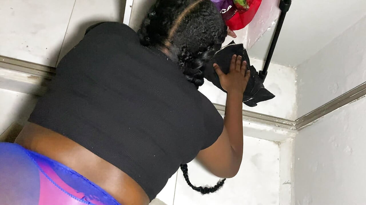 Stepfather couldn't resist the maid's pussy and came in less than a minute