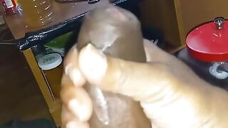 Encore une grosse bite noire non circoncise et vidéo d’éjaculation