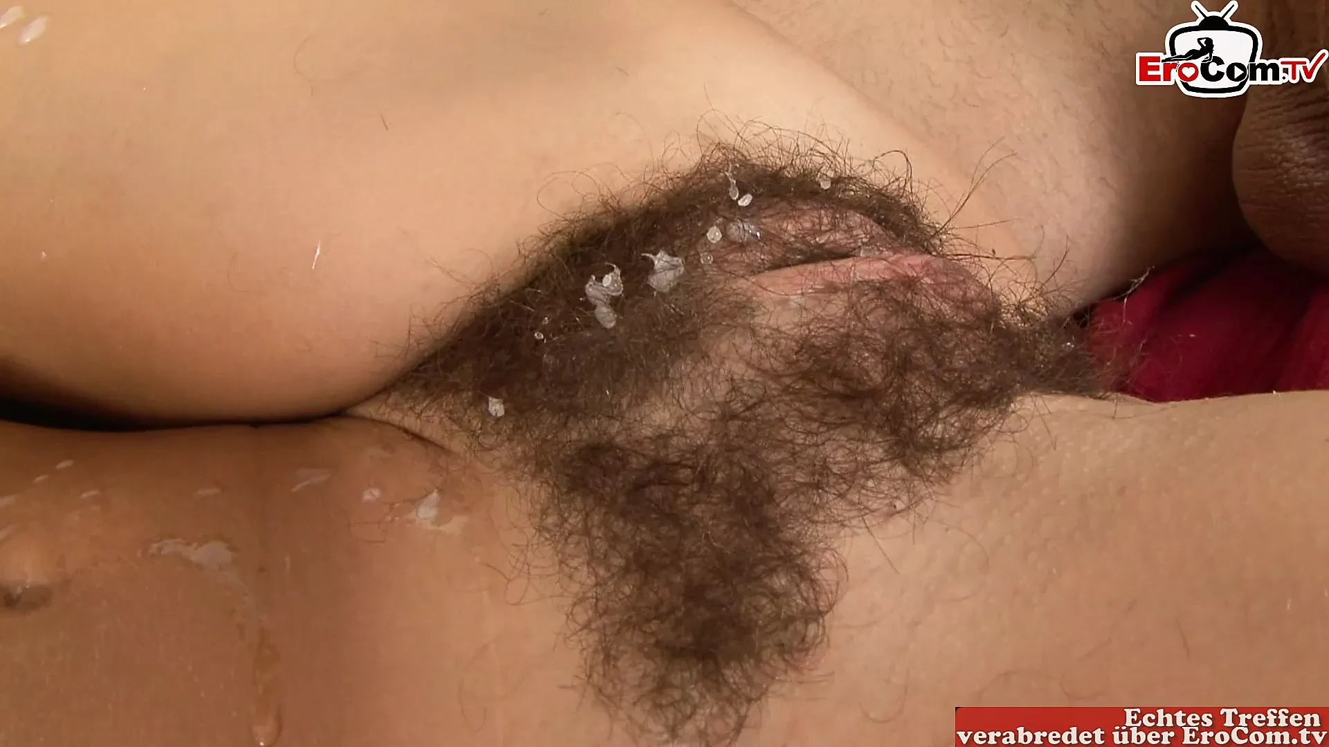 Küçük memeli esmer kıllı kedi üzerinde bir cumshot alır
