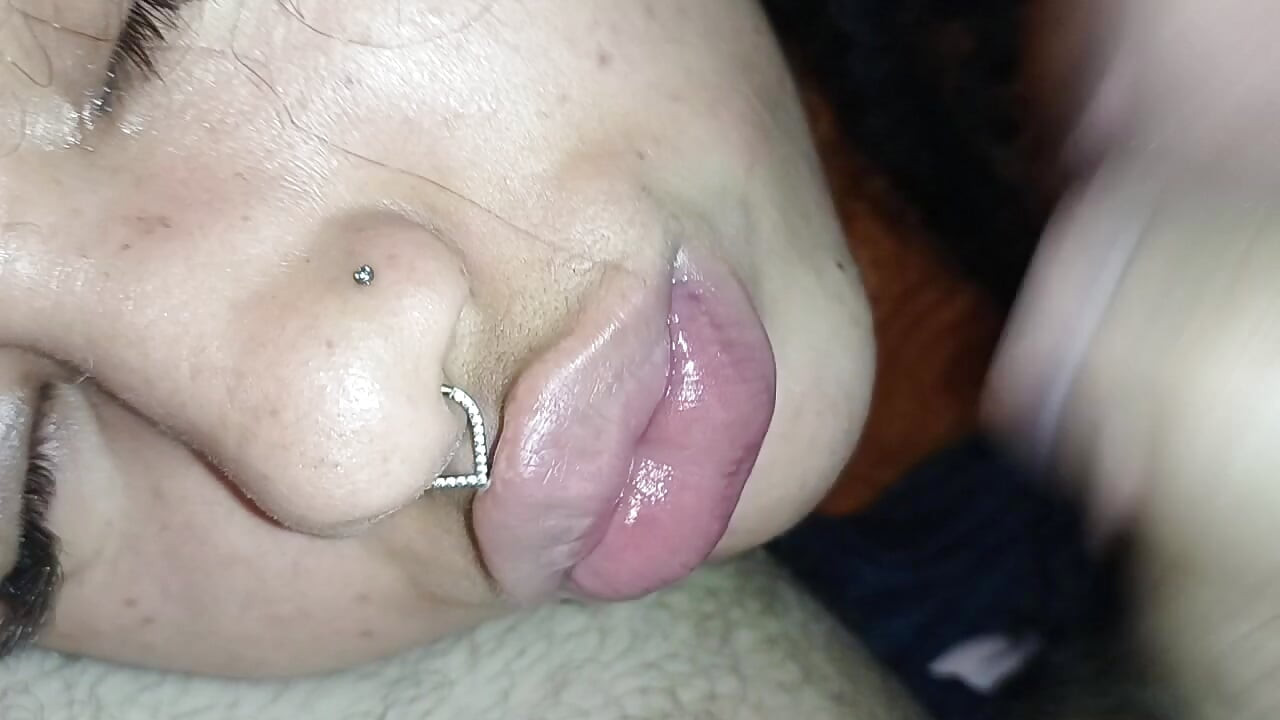CUM FACIAL,ELA AMA RECEBER TODO O ESPERMA DELICIOSO E QUENTE DO CORNO