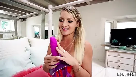 Поделитесь моим бойфрендом - Mia Malkova и Cali Carter делят страпон и большой член бойфренда в тройничке