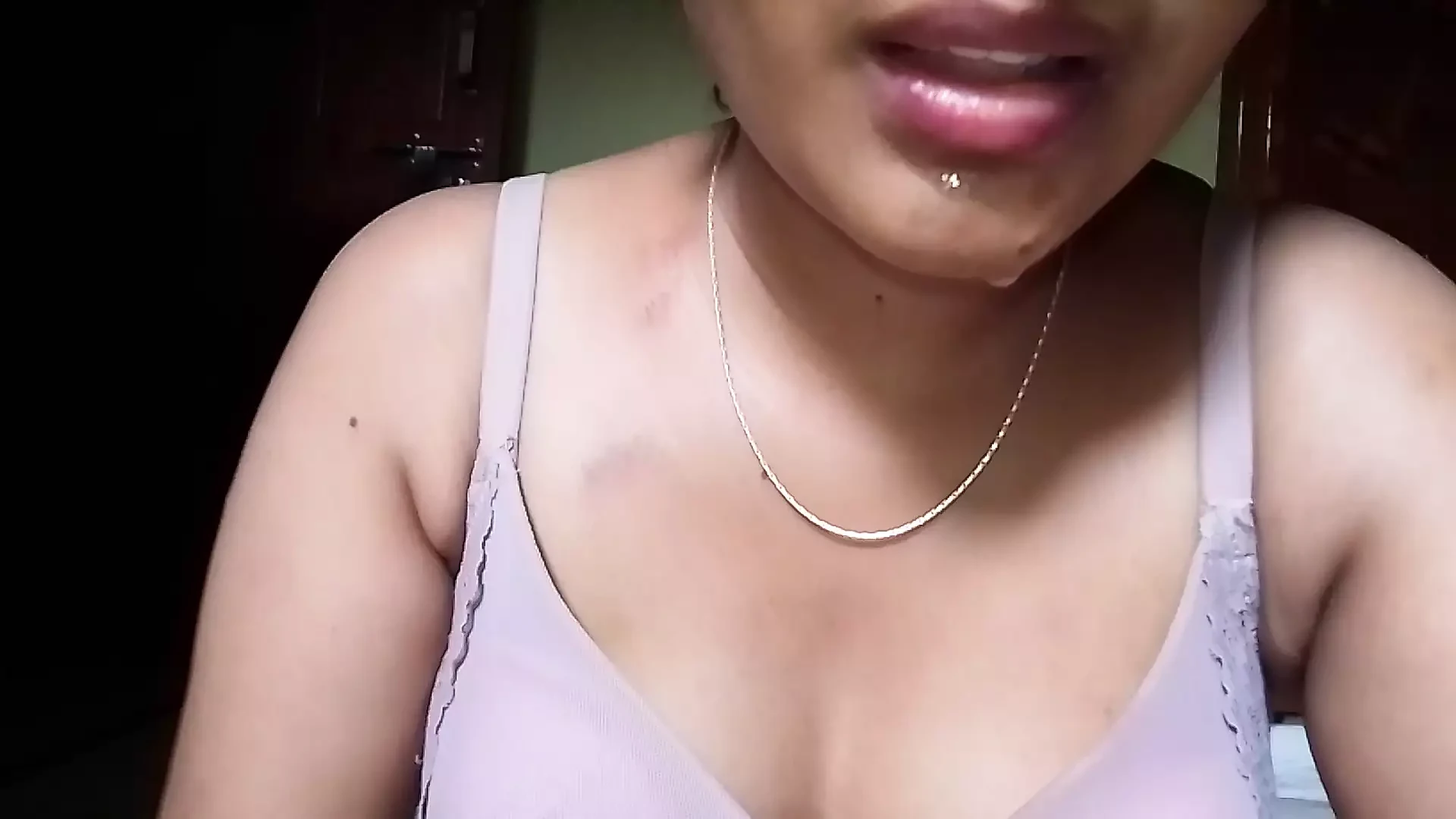 Teman wanita India amatur sebenar bermain dengan dildo besar gemuk